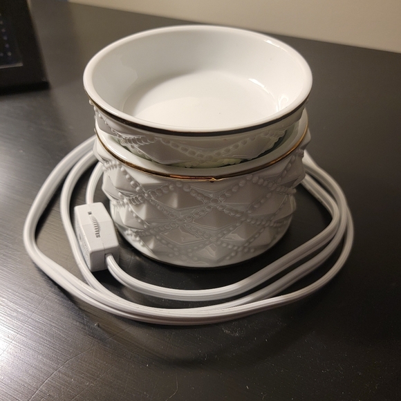 Scentsy White And Gold Medium Burner - Picture 4 of 8